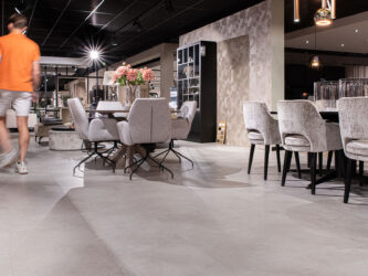 Lichte PVC-tegelvloer in een moderne eetruimte met stijlvolle meubels, industriële verlichting en een open sfeer.