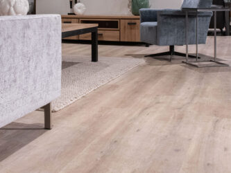 Lichte PVC-vloer in een modern interieur met een comfortabele stoel, een salontafel en een kunstwerk aan de muur.