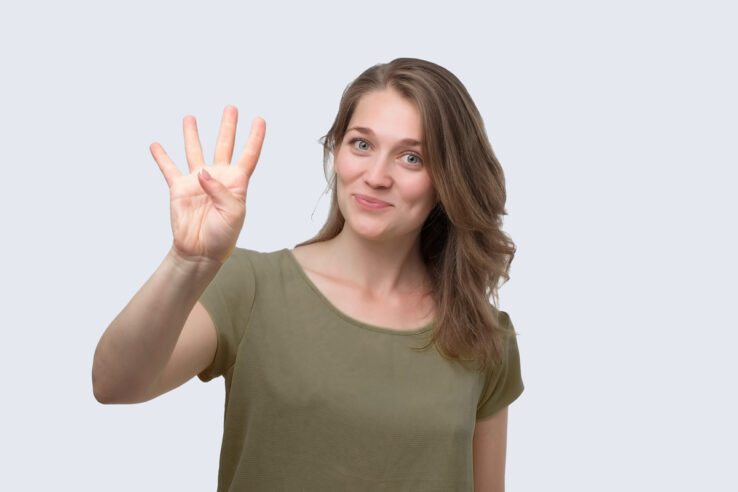 vrouw steekt 4 vingers op