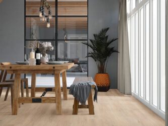 eettafel op eiken pvc vloer landelijke stijl