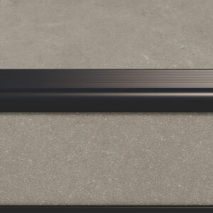 close up 1820 grijze traprenovatie met zwart profiel