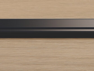 7810 traprenovatie vivafloors met zwart profiel close-up