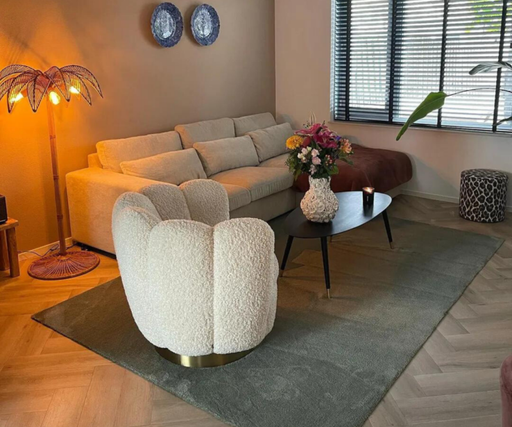 Natuurgetrouwe eikenhouten PVC-vloer van Vivafloors, model Visgraat 6810.