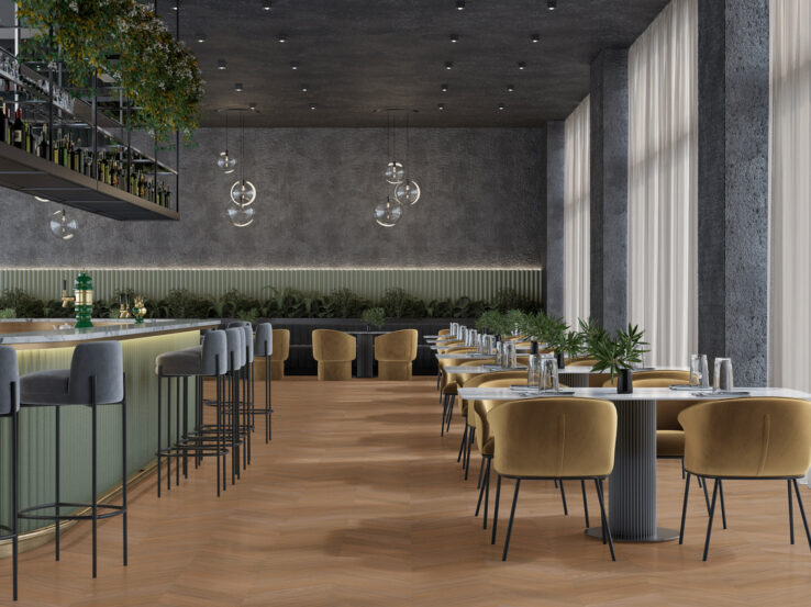 Donkere eiken PVC-vloer in een moderne restaurantomgeving met een bar, elegante stoelen en veel natuurlijk licht.