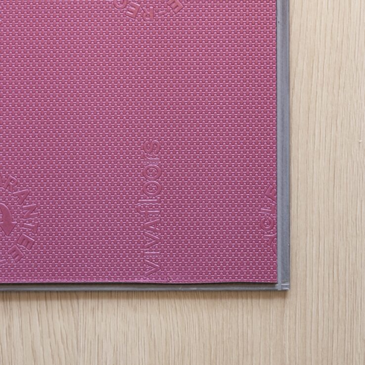 Roze ondervloer voor click-vloeren van Vivafloors, zichtbaar in een vierkant paneel op een lichte houten vloer.