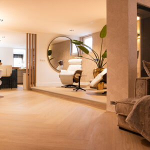 Bekijk het nieuwbouwhuis van Charina met de warme walvisgraat 7870. Ze kozen voor Vivafloors omdat kwaliteit voor hun gezin centraal staat.