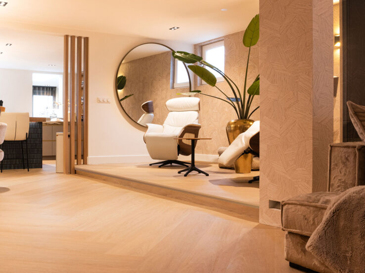 Bekijk het nieuwbouwhuis van Charina met de warme walvisgraat 7870. Ze kozen voor Vivafloors omdat kwaliteit voor hun gezin centraal staat.