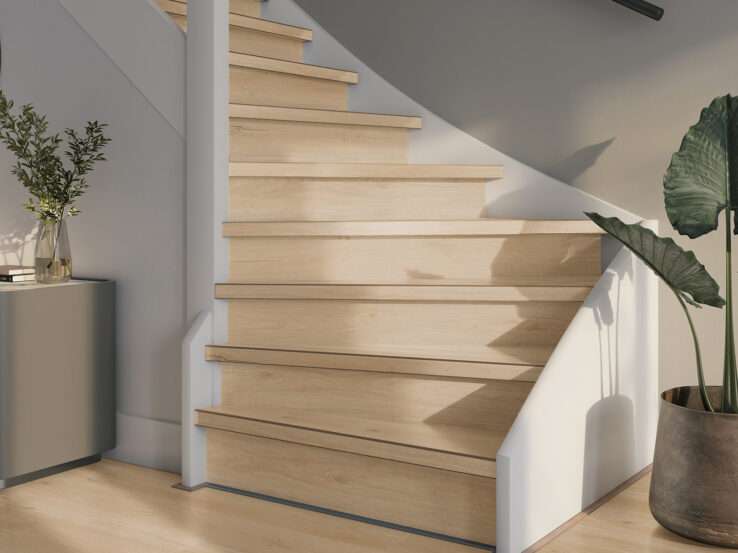 Traprenovatie met lichte PVC-vloer in een rustige houtlook voor een frisse en serene uitstraling.