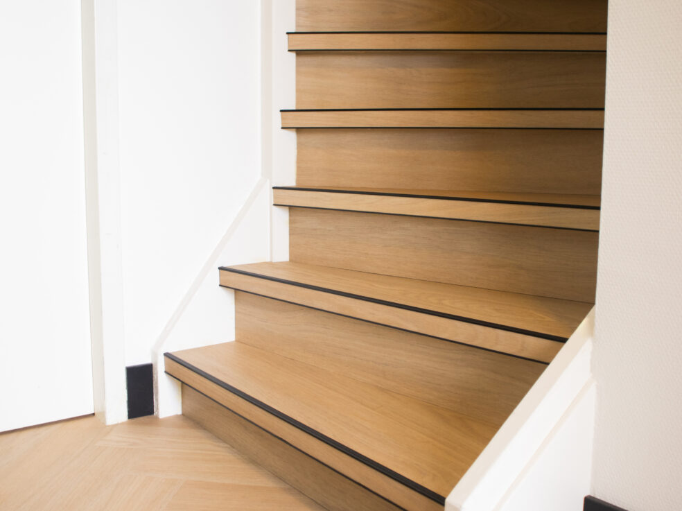 Trap afgewerkt met houtlook PVC vloer en bijpassende PVC-vloer op de begane grond.