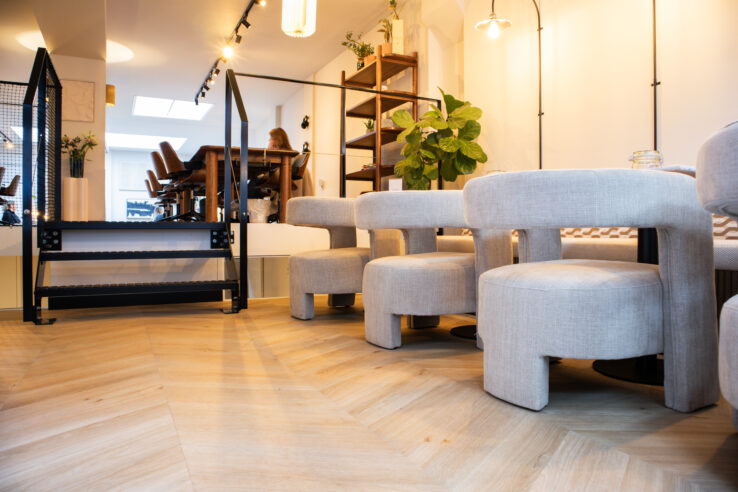 Hongaarse punt PVC-vloer in een moderne kantoorruimte met minimalistische meubels en een lichte, frisse uitstraling.