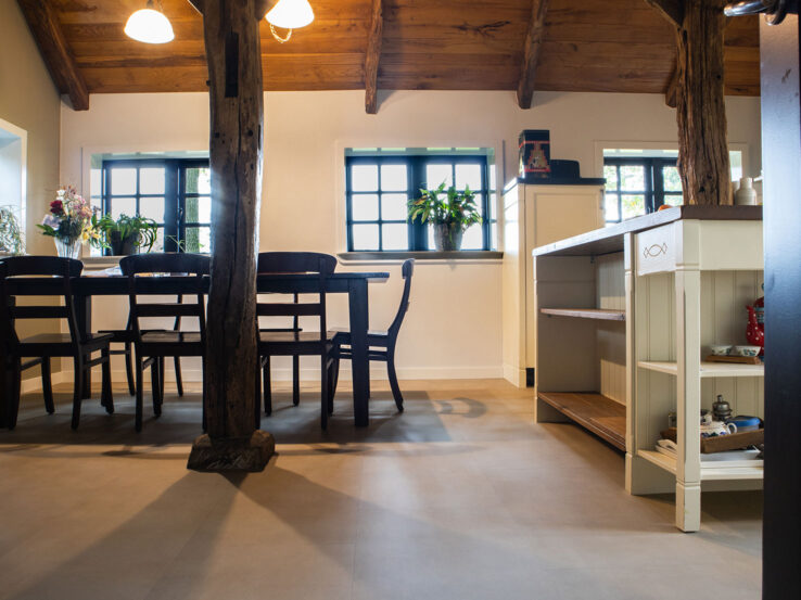 PVC vloeren of tegels: wat is het beste voor jouw huis?