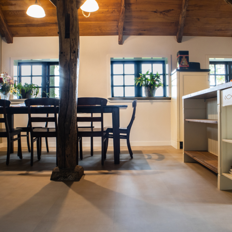 Een lichte gietvloerlook tegel in een landelijk huis