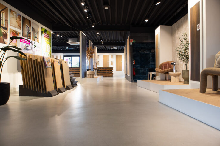 Een foto met de showroom van Vivafloors met drie bokjes met displayborden