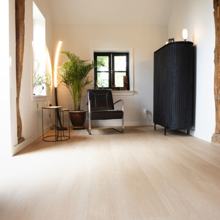 Een lichte eiken vloer in een landelijk huis met veel hout en planten