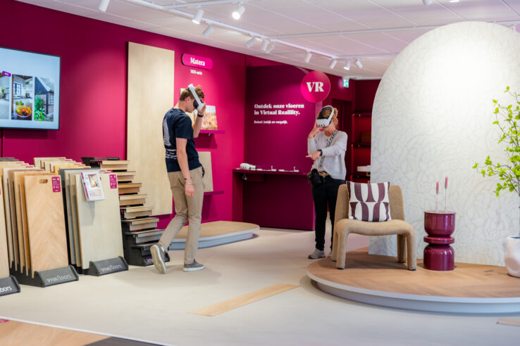 Twee mensen in de showroom van Vivafloors in Goor. De man laat door middel van Virtual reality de vloeren aan de vrouw zien.