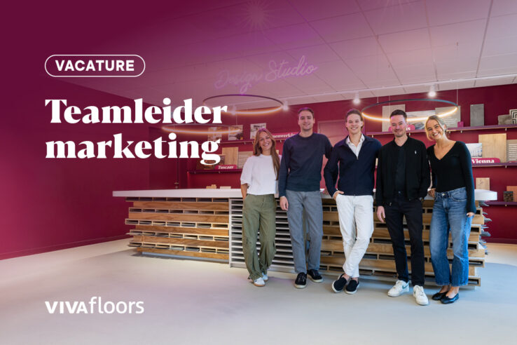 Vacature Teamleider marketing: vijf medewerkers van het marketingteam in de Vivafloors showroom